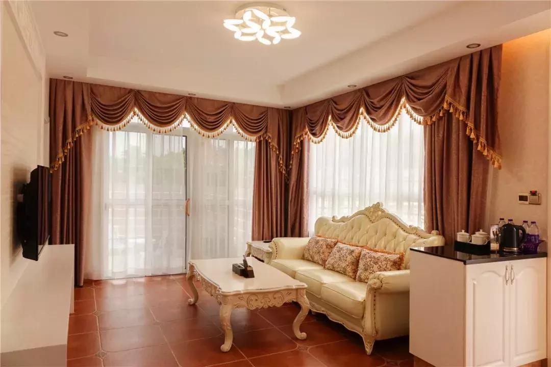 清远这座糖果色湖景汤泉别墅，私藏气派大瀑布和绝美草原！！