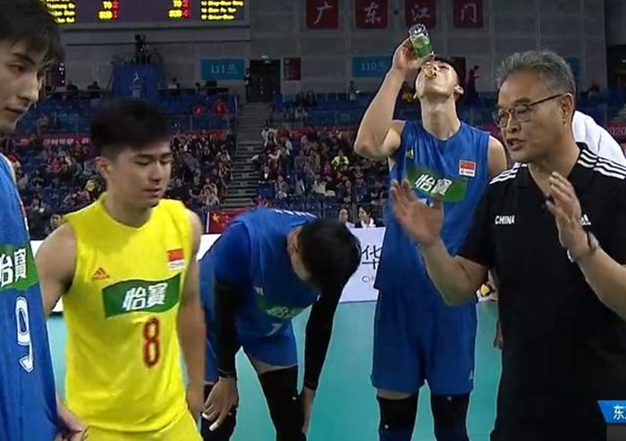 中国男排在主场被连续误判!65岁老帅感谢球员,没有放弃比赛