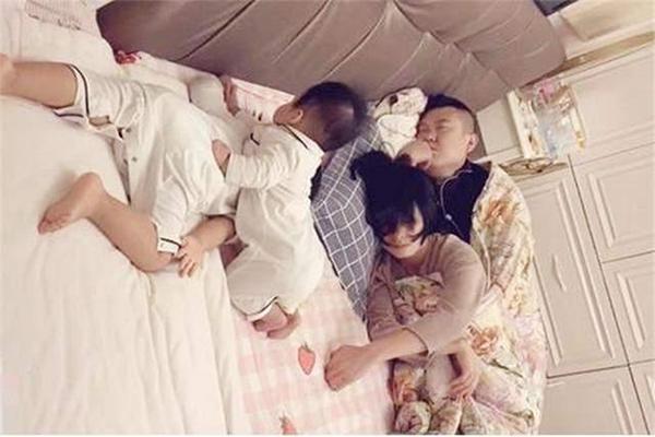 家长陪娃睡觉的图片,90后父母带孩子睡觉照片