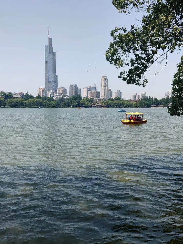 曾作为禁地，与外界隔绝二百六十多年的“玄武湖”，今日锣鼓喧天