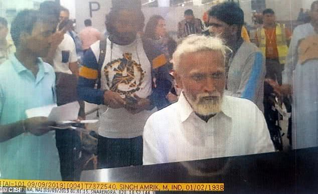 印度24岁男子为赴美扮成老人,小伙伪装70多岁老人