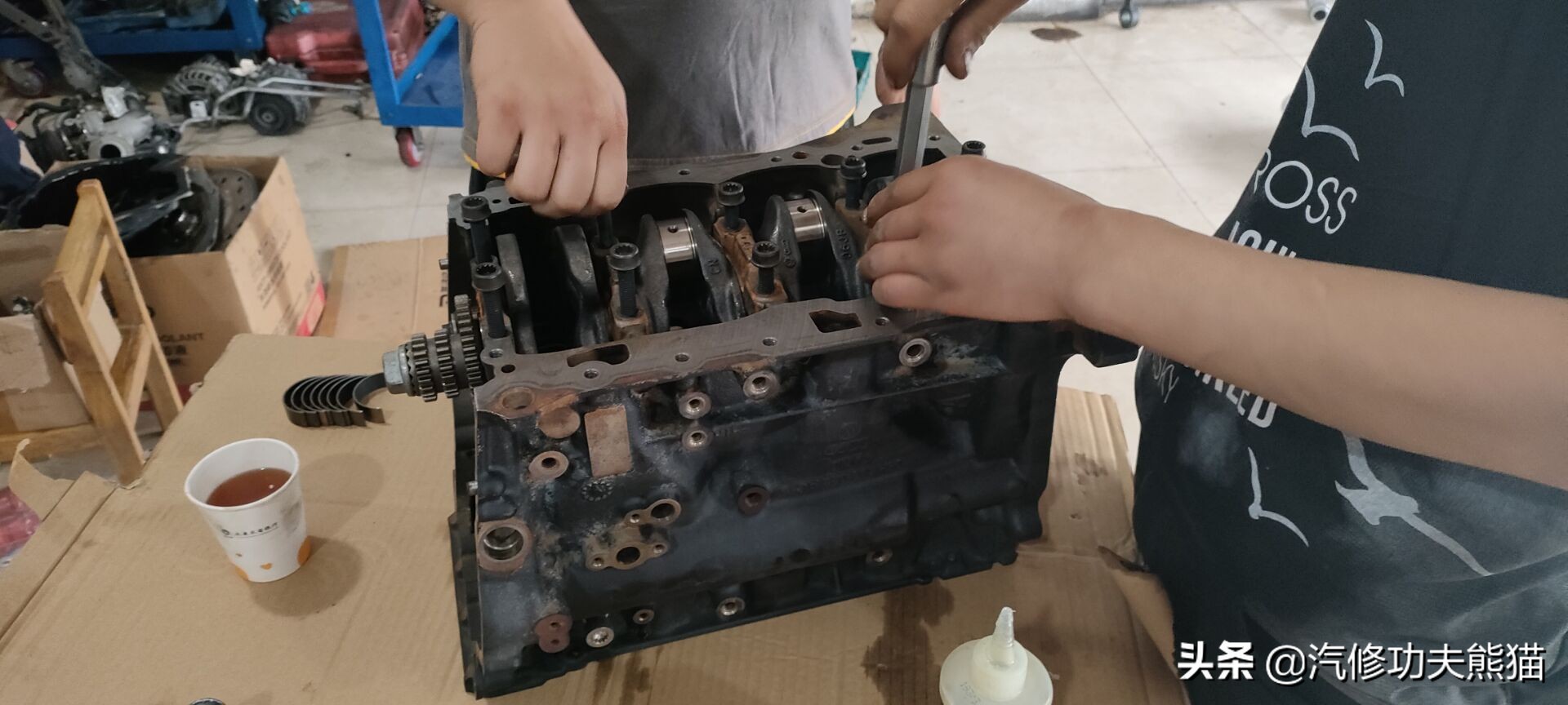 奥迪q5烧机油狂飙,奥迪q5烧机油且发动机抖动