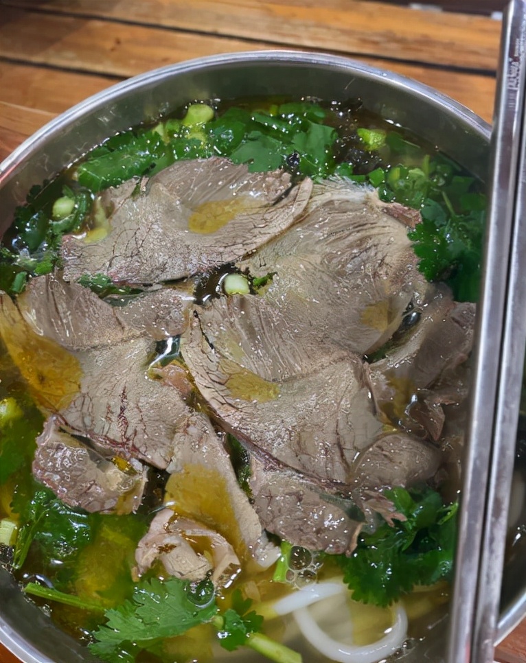 重庆馆子卖贵州特产，老板态度差客人也排队买，网友：把老板惯的