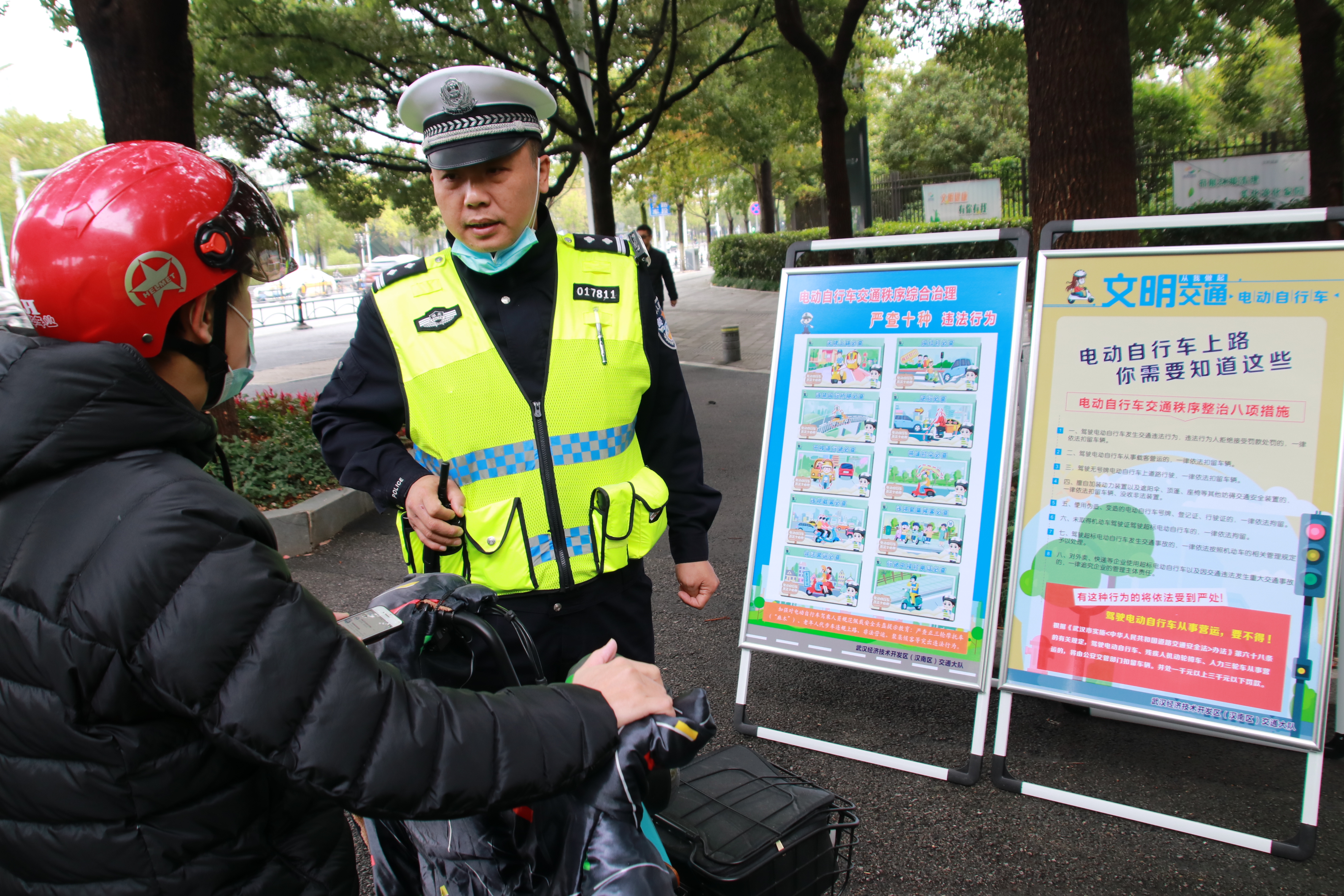 “小帽子关乎大安全”武汉经开区“三级领导”开展电动自行车“五进”宣传