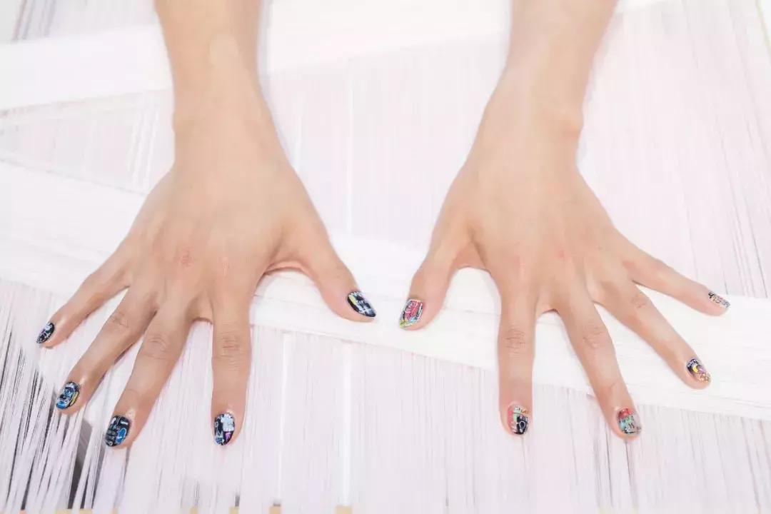 我应该给这些被骗来做美甲的男生道个歉