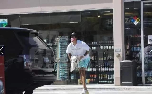 库兹马女朋友有白癜风会全白吗,库兹马与白癜风超模女友海边度假