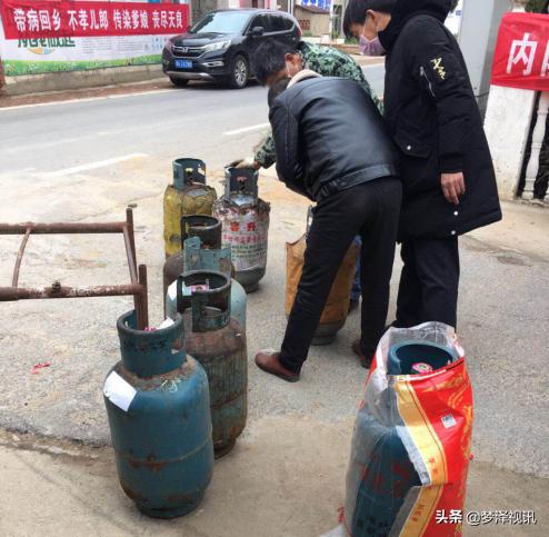 湖北云梦义堂多个村自发为村民集中采购生活物资