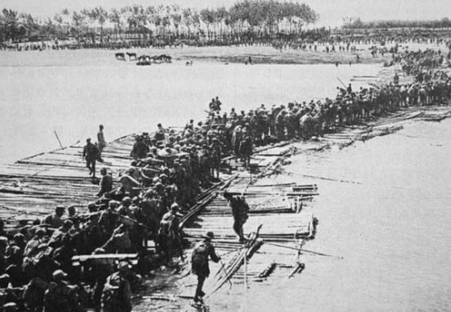 双枪老太婆沦为女匪，*杀虐**我军代表，毛主席特批枪毙并善待其后人