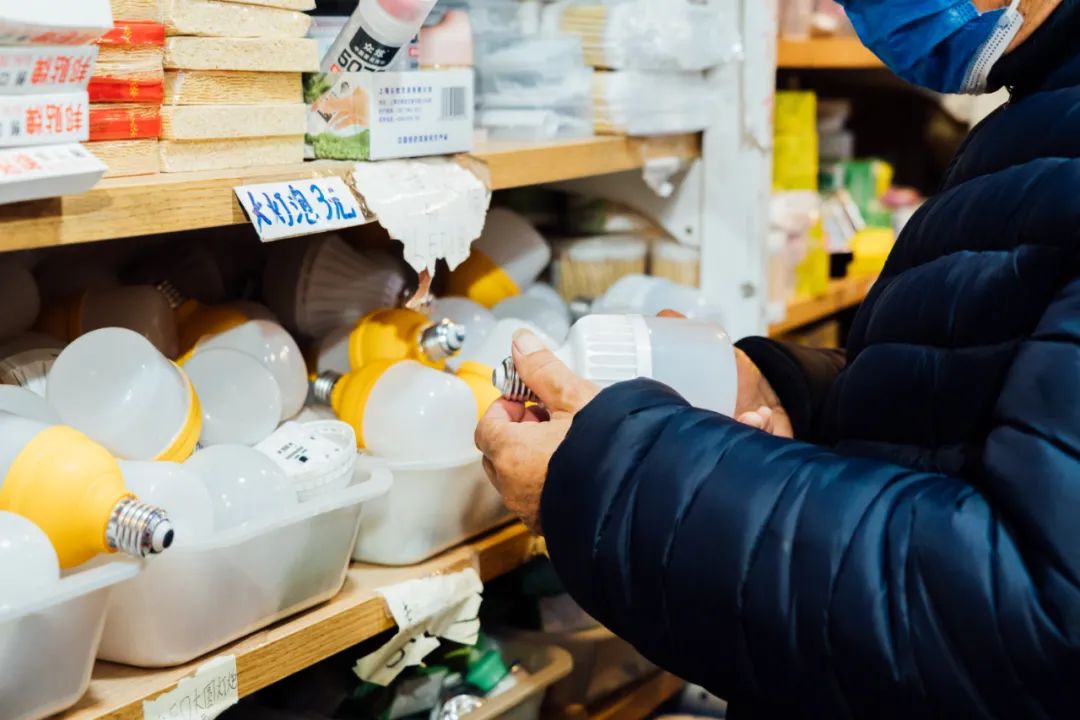 活着的两元店,2块钱能买啥?