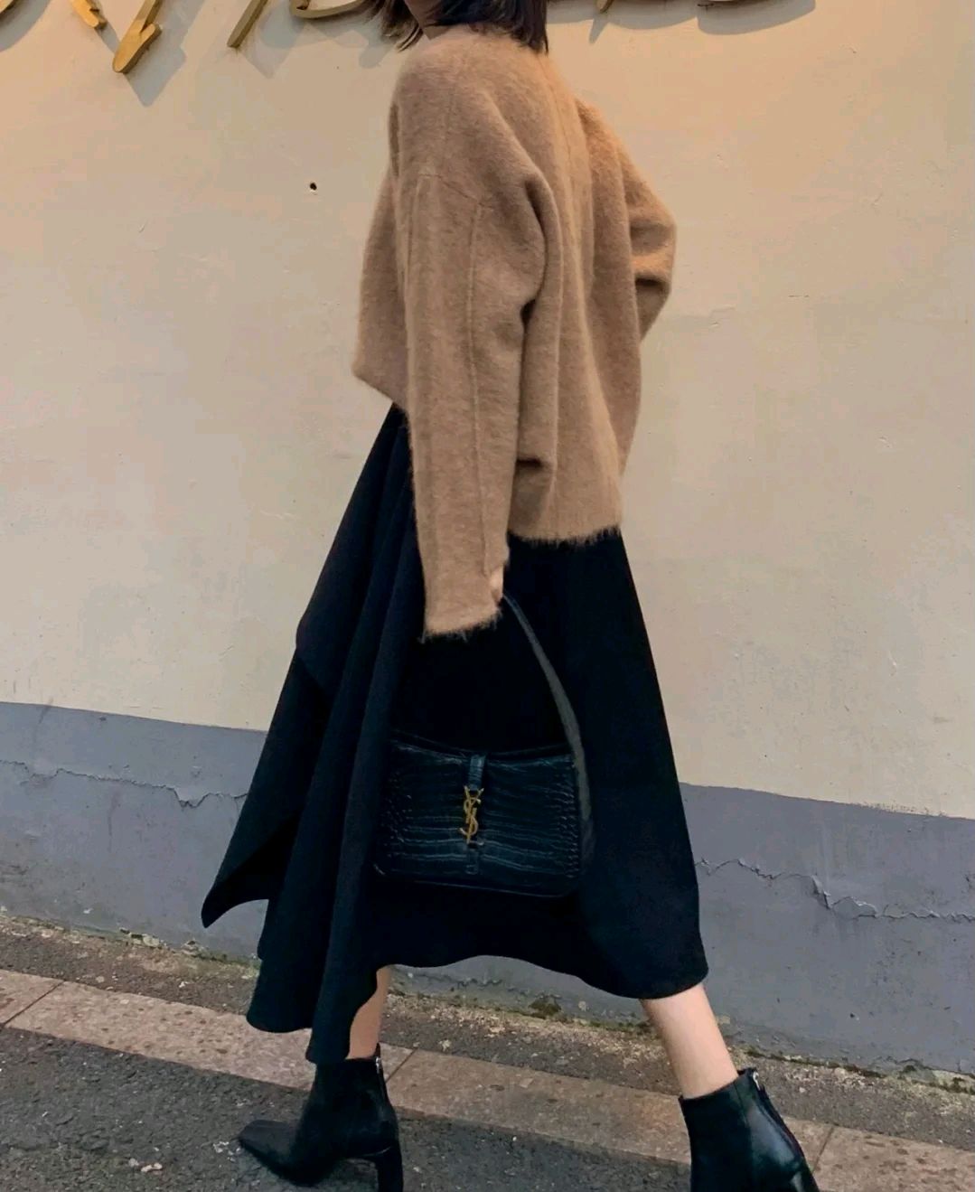 毛衣内搭搭配半身裙,毛衣搭半身裙怎么穿显身材