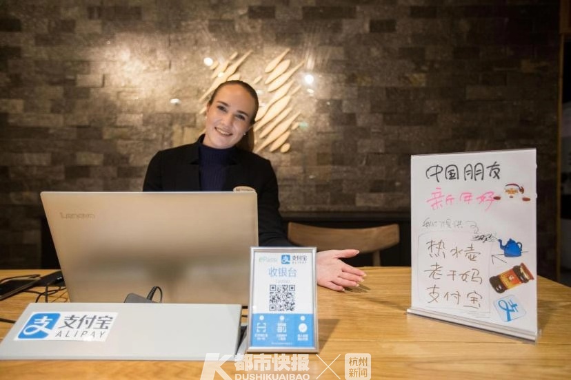 出生在西湖边的这个“伢儿”今天15岁了!杭州人的生活因它而改变