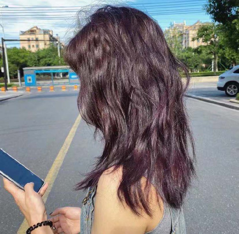 今年深灰亚麻色流行的头发颜色,深棕灰和棕咖色头发哪个好看