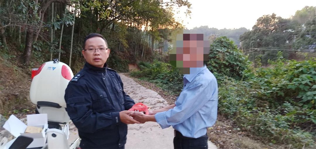 他在家发现*用军***弹子**后,这样做......