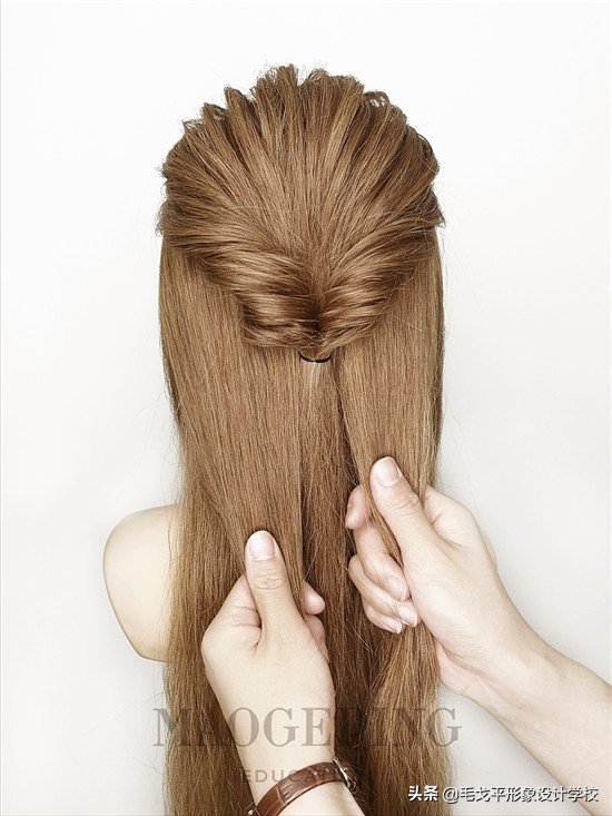 女人扎高马尾显气质还是低马尾,50岁女人扎低马尾简单又好看
