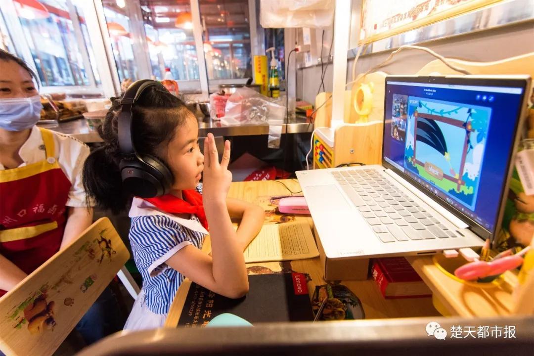 妗堟澘涓嬩笂缃戣,妗堟澘涓嬩笂缃戣鐨勫皬濂冲