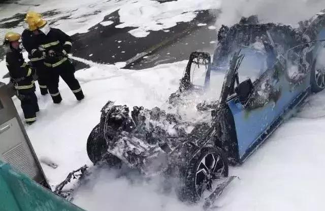 电动汽车自燃如何正确处理,一辆新能源汽车自燃