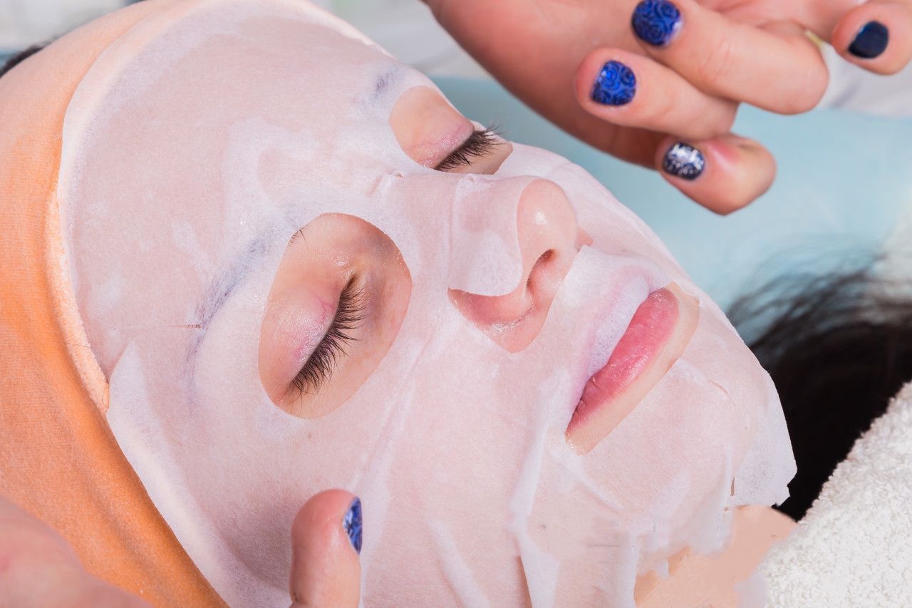 敷面膜那层塑料纸需要撕掉吗,敷面膜外面的纸要撕掉