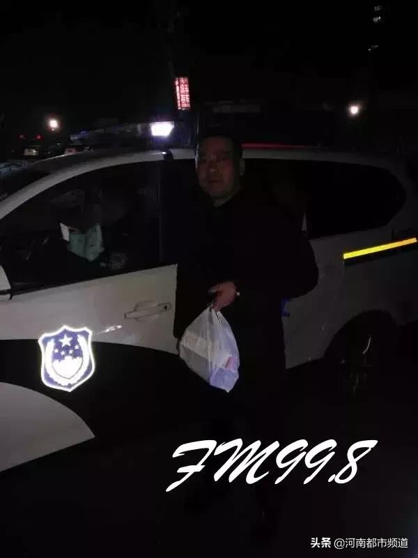 狠心！出生2个月大的婴儿被遗弃在哈尔滨服装城后门！谁是孩子爸妈？监控：一女子拉着拉杆箱，手抱着孩子！