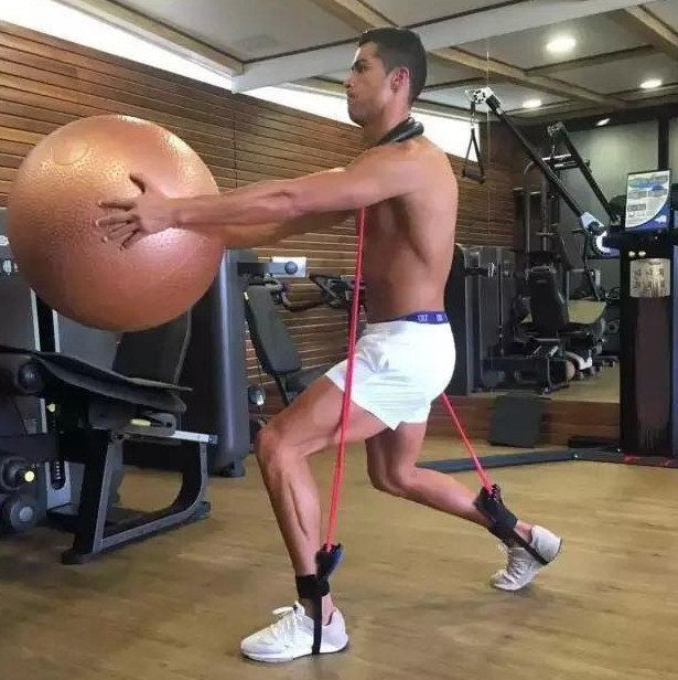 c罗的自律饮食和训练计划,c罗秀肌肉庆祝动作图片