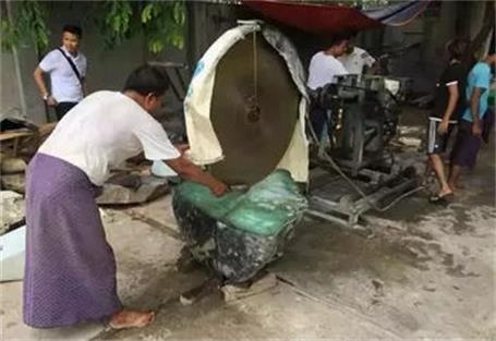 赌石倾家荡产家破人亡,赌石一刀穷一刀富结局