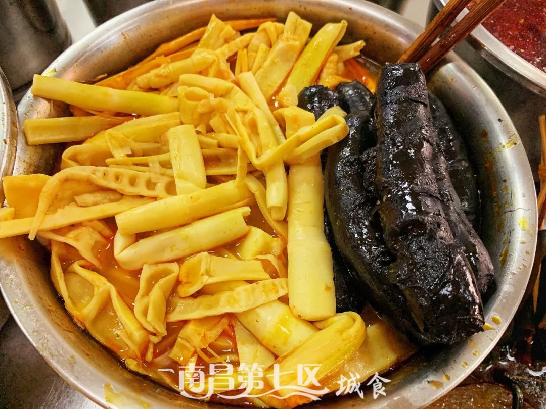 在民德路开了16年的水煮店,花甲肉腰子鸡脚都是心头好|城食19