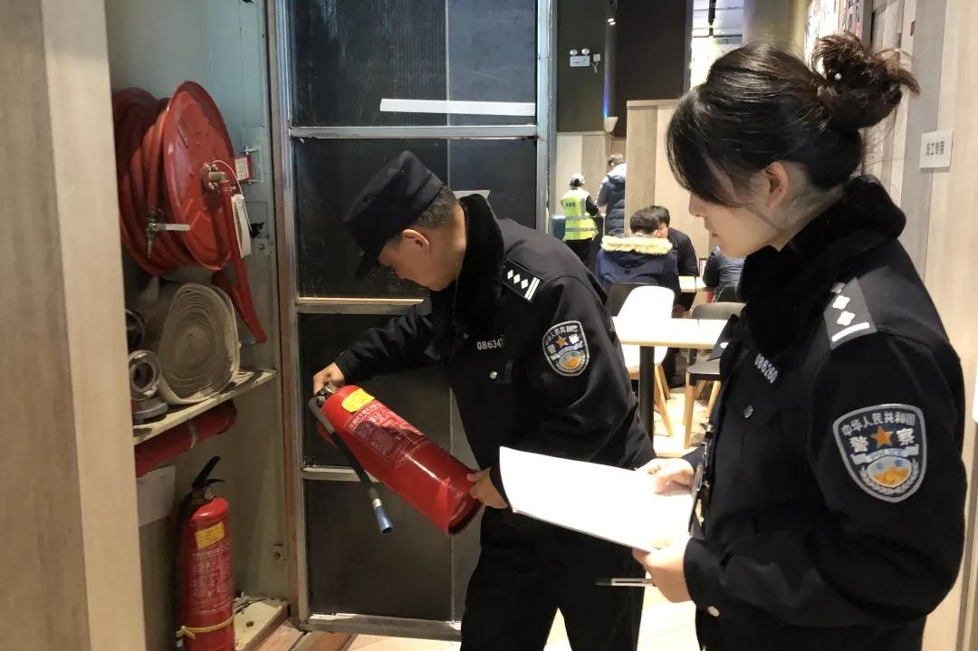 上海铁警全员待命,上海铁警坚守岗位图片