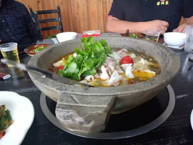 凯里苗侗土菜馆,凯里苗乡侗寨石锅鱼