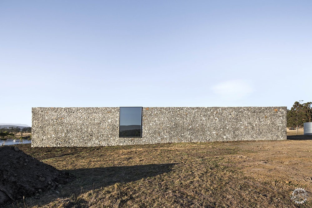 高高的石墙,带石墙的房子效果图