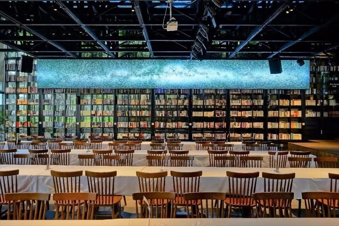 放弃城市40万年薪，夫妻躲进深山造出“最美书店”引600万人围观