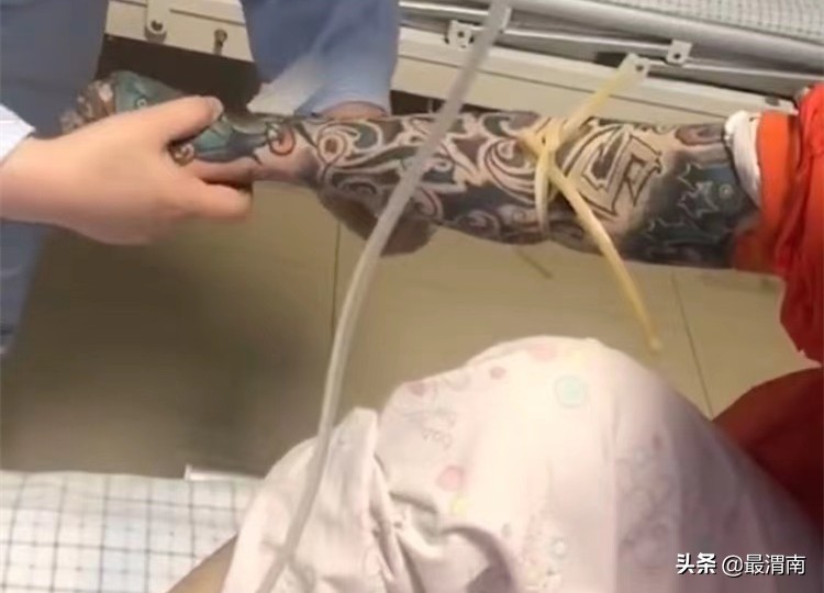 纹身男打针找不到血管,纹身男子去医院打针