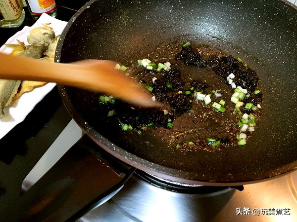 炸香酥黄瓜鱼,油炸红烧黄瓜鱼的做法