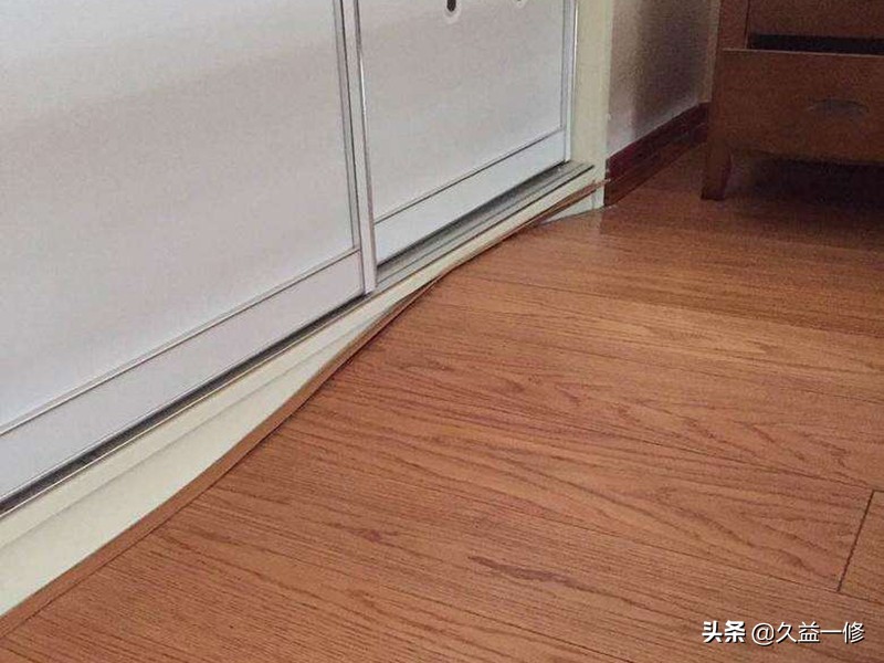 地板鼓包以后拆开用胶粘的能行吗,pvc塑胶地板边缘鼓包处理方法