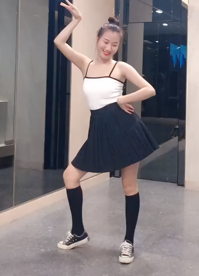 裙子配半截袜穿搭,夏天怎样搭配小裙子和腿袜