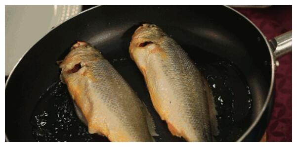 鱼怎么煎不粘锅不掉皮视频讲解,煎什么鱼不粘锅不破皮