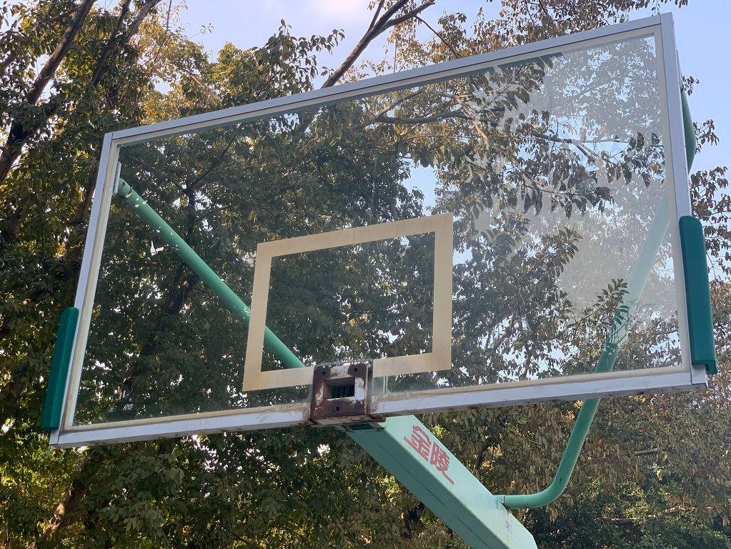 稀罕！运动场篮球架上没篮框？