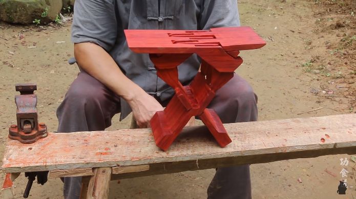 63岁中国大爷靠玩木头火到国外,61岁大爷惊呆外国人