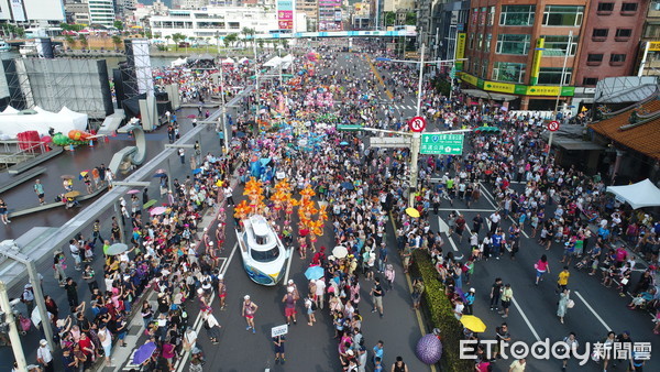 基隆海洋老鹰嘉年华热闹游街森巴女郎超吸睛人潮爆满
