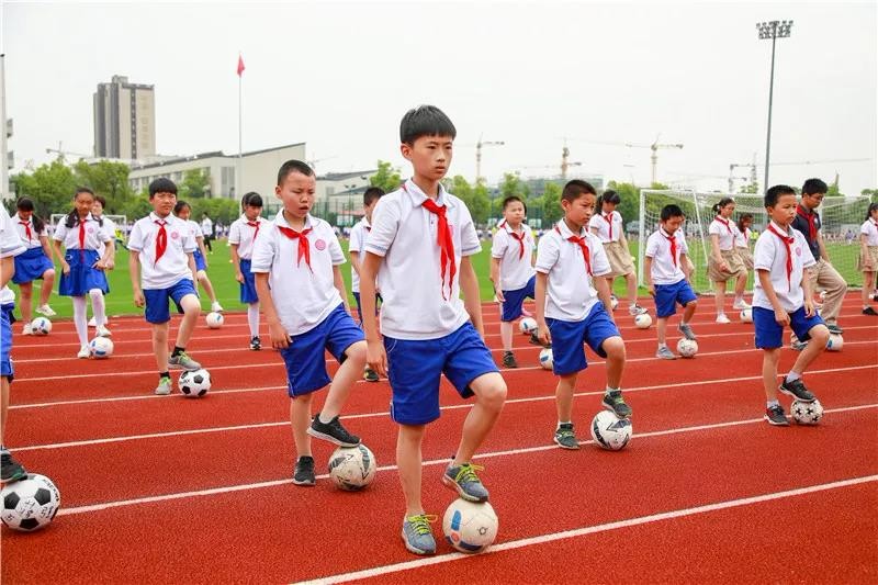 太厉害！这群在雨中跑了1小时的少年们，告诉你这场比赛有多强！