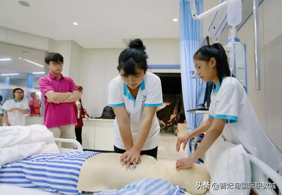 让我们走近白衣天使,走近白衣天使听听他们的心声