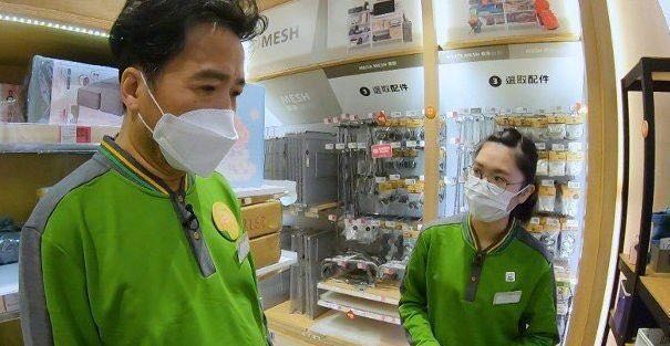 56岁当服务员一天挣300元,56岁香港男明星