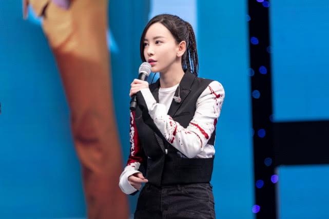 于文文机场灰色卫衣戴黄墨镜,于文文穿皮裤唱体面