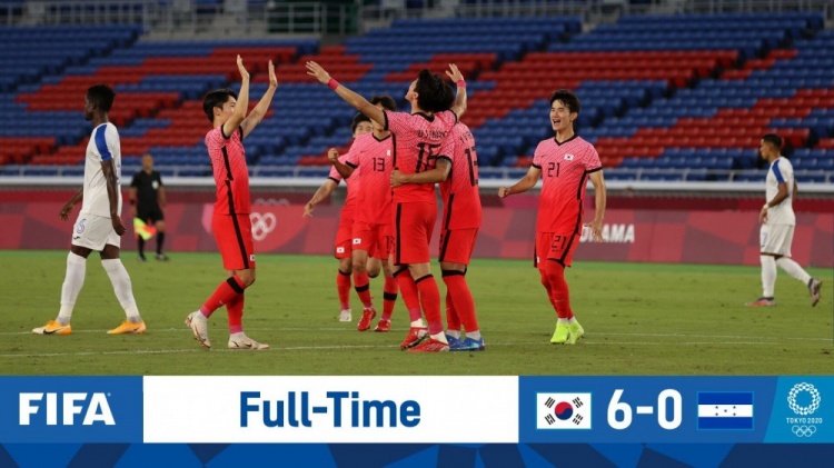 孙颖莎和伊藤美诚台下互动,孙颖莎对伊藤美诚撒娇