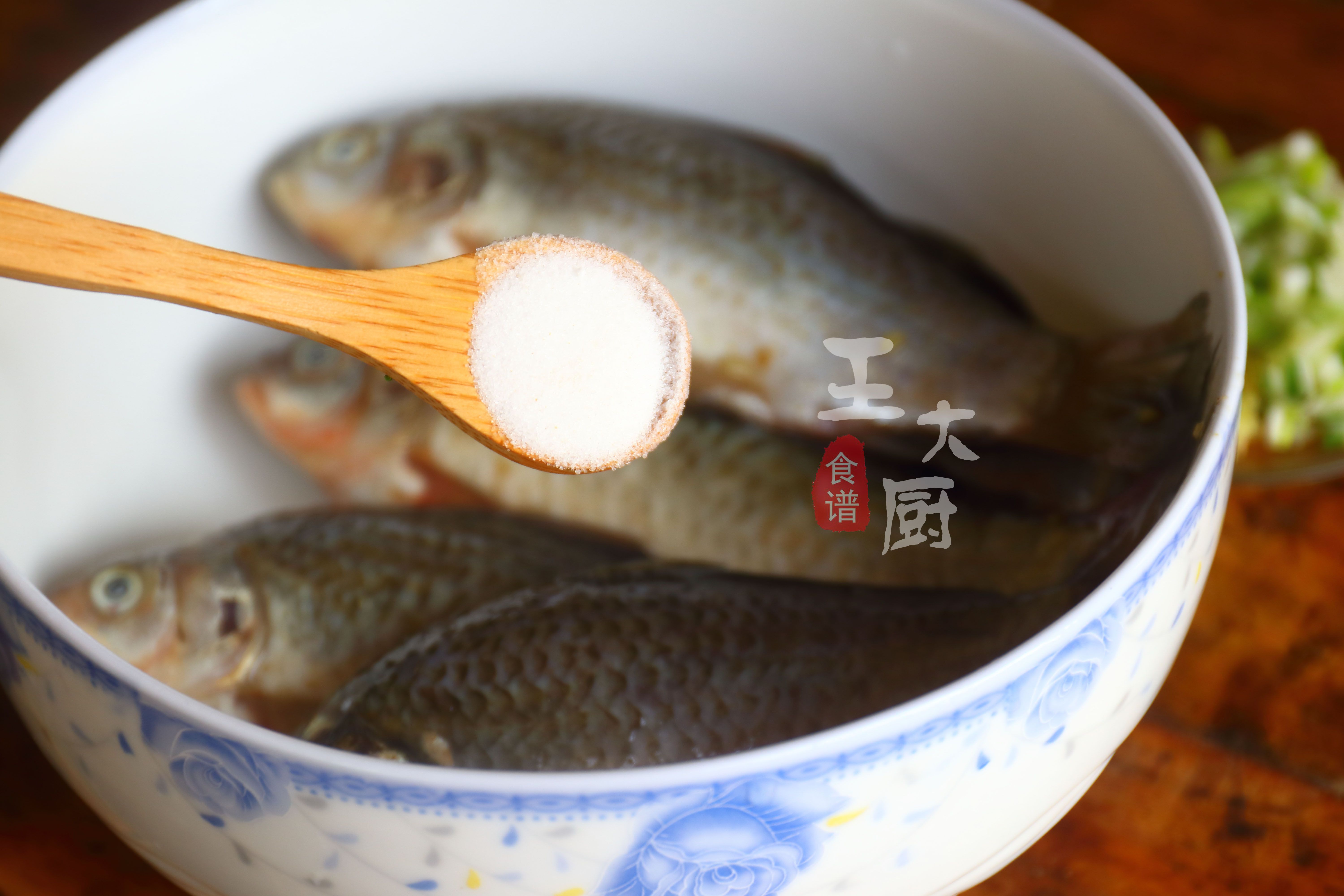 鲫鱼煎碎熬汤的做法,鲫鱼一定要煎才能熬出白汤吗