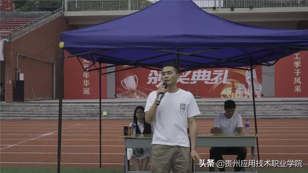 热情，让足球飞起来新青联足球社首届”绿茵杯足球比赛正式开幕