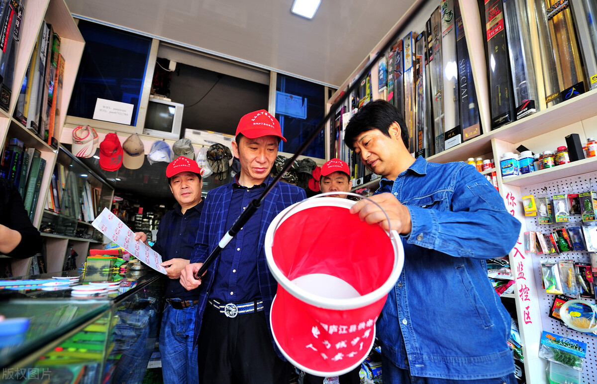 钓友去渔具店买渔具,去渔具店买钓鱼渔具怎么选