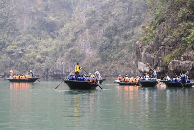 这里虽然风景如画人们生活的却很凄惨没日没夜的追着大船讨生活