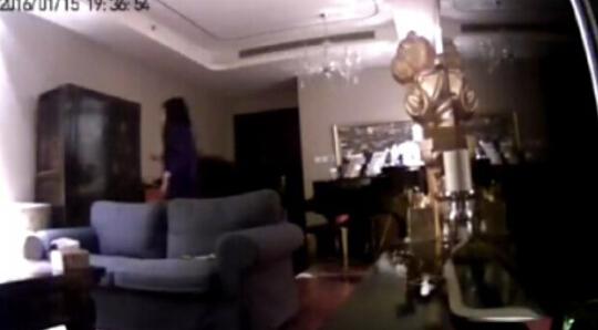 杨幂遭工作室曝光素颜照,杨幂被曝片场休息照