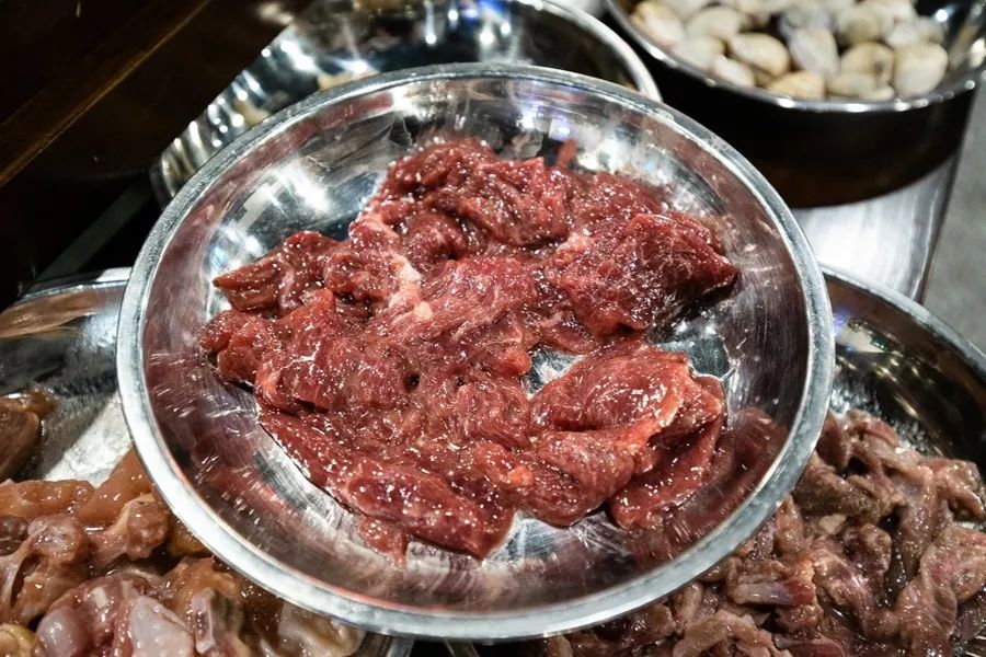 这家噗噗噗的粥底火锅店，稳就一个字