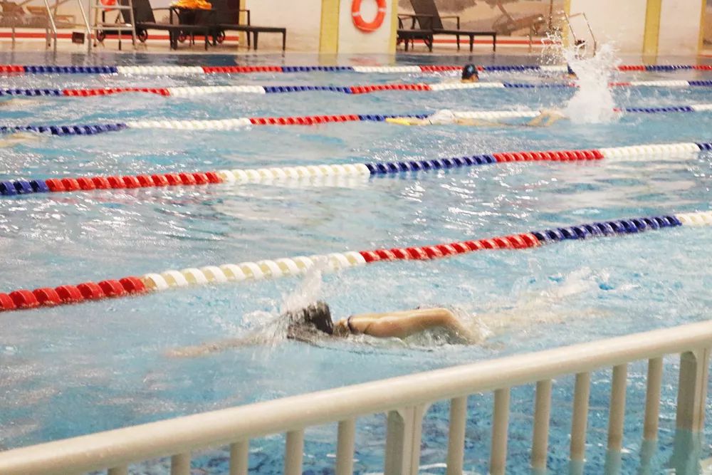 为什么游泳游得腰疼,游泳腰疼可以继续游吗