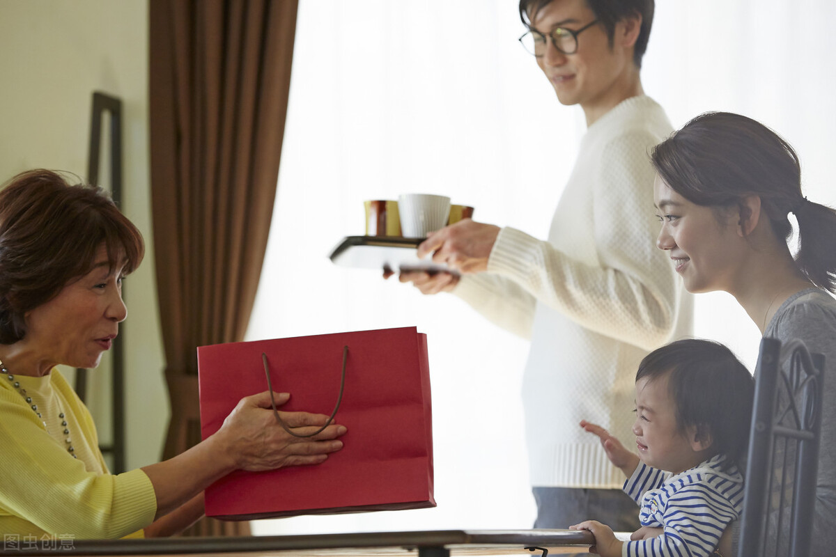 婆婆60岁生日，把儿媳送的礼物退了回来，只因孙子伤了奶奶的心
